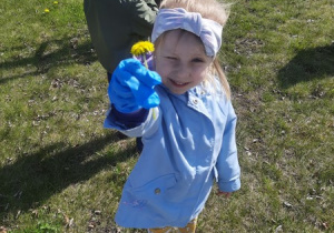 08. Dziewczynka trzyma kwiat.