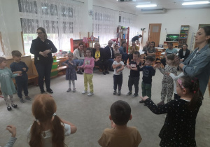 01. Dzieci tańczą w kole.