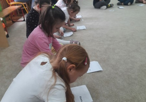 07. Dzieci układają swoje imiona z liter.