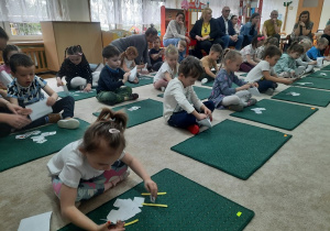 15. Dzieci pracują przy dywanikach.