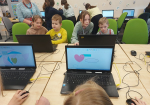 Dzieci na zajęciach komputerowych