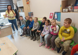 Dzieci w pokoju pedagoga szkolnego