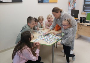 Dzieci dopasowują karty przygotowane przez psychologa i pedagoga szkolnego