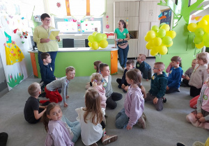 Dzieci słuchają listu czytanego pzrez nauczyciela świoetlicy