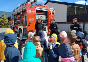Strażacy prezentują wyposażenie wozu strażackiego