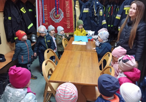 Dzieci oglądają pokój strażaków