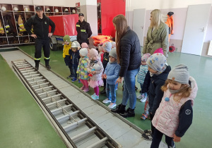 Dzieci oglądają drabinę strażacką