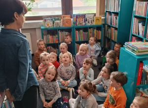 Wizyta Słoneczek w Bibliotece w Łękińsku.