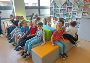 Przedszkolaki czekają na lekcję biblioteczną