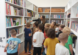 Przedszkolaki oglądają księgozbiór biblioteczny