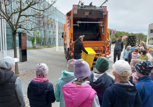 10 Przedszkolaki oglądają pojazd - śmieciarkę
