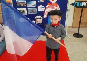 01 Bonjour - chłopiec z flagą Francji