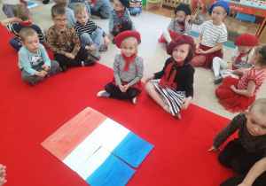 02 Dzieci z grupy Słoneczek ułożyły puzzle z flagą