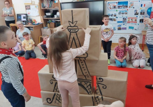 12 Dzieci budują wieżę