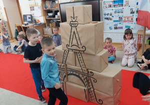 13 Dzieci z grupy Chmurek wybudowały wieżę
