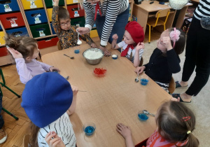 28 Dzieci z grupy Słoneczek wykonują deserek w kolorach Francji