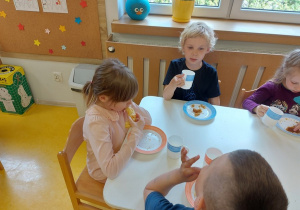 36 Dzieci zjadają rogaliki z ciasta francuskiego