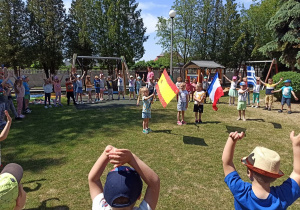 28 Dzieci w środku koła prezentują flagi czterech państw