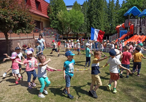 31 Pięciolatki tańczą z SIgumą wkoło flagi Francji
