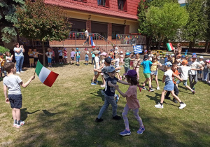 33 Sześciolatki tańczą w parach przy flagach Włoch