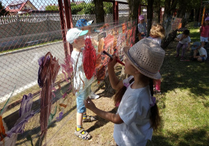 40 Dzieci malują farbami na folii