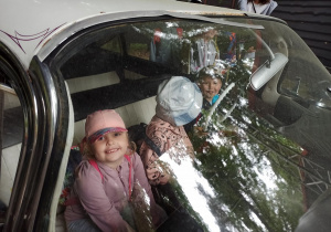 Dzieci za kierownicą samochodu