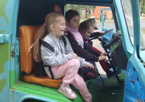 Dzieci w bajkowych samochodach