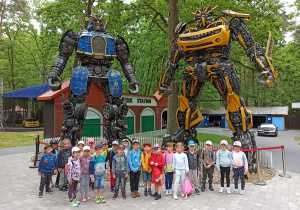 Grupa Kropelek pozuje z ogromnymi robotami