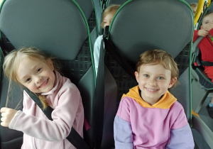 Uśmiechnięte dziewczynki w autobusie