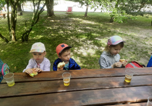 02. Dzieci jedzą śniadanko.