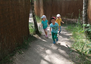 08. Dzieci chodzą po labiryncie.