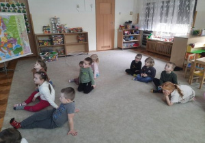 09. Dzieci siedzą na dywanie i oglądają prezentację