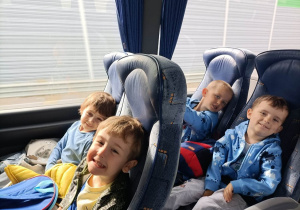 02. Dzieci siedzą w autobusie