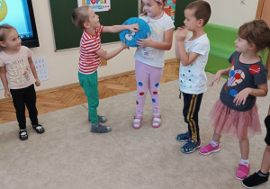 Dzieci grają w grę Wędrująca kropka