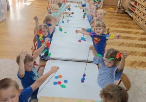 02 Dzieci nawlekają na sznurki kolorowe kształty