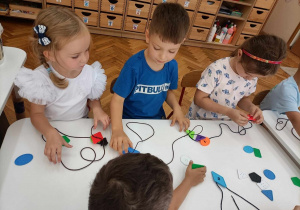 03 Dzieci nawlekają na sznurki kolorowe kształty