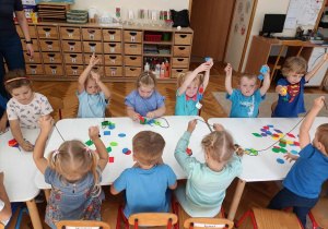 04 Dzieci nawlekają na sznurki kolorowe kształty