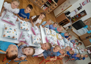 08 Dzieci prezentują wypełnione poduszuki