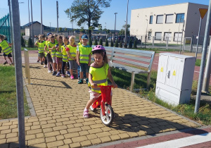 Jestem odpowiedzialnym rowerzystą - dzieci utrwalają przepisy obowiązujące rowerzystę.