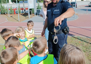 06 Dzieci oglądają akcesoria Pana Policjanta