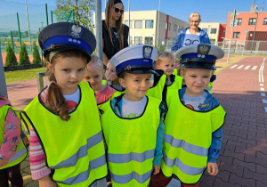 04 Dzieci w czapkach policjantów