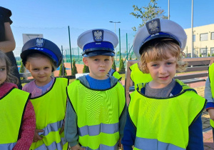 11 Dzieci w czapkach policjantów