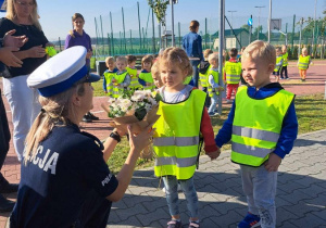 12 Dzieci wręczaja kwiaty pani policjantce