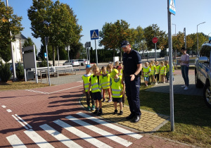 02 Policjant z dziećmi zatrzymują się przed pasami