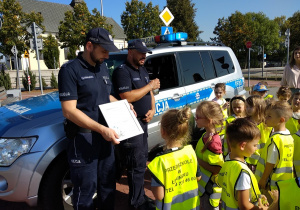 14 Dzieci wręczają policjantom laurkę