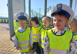 06 Dzieci w czapkach policjantów
