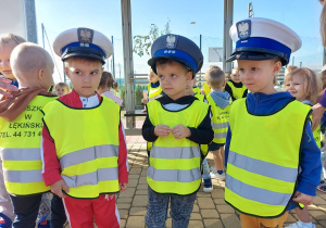 07 Chłopcy w czapkach policjantów