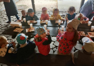 09 Dzieci jedzą kiełbaski przy stoliku
