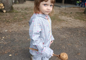 05 Dziewczynka niesie ziemniaka na łyżce