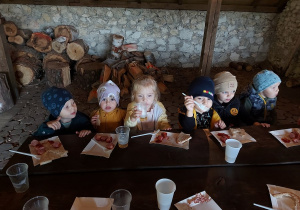 08 Dzieci jedzą kiełbaski przy stoliku